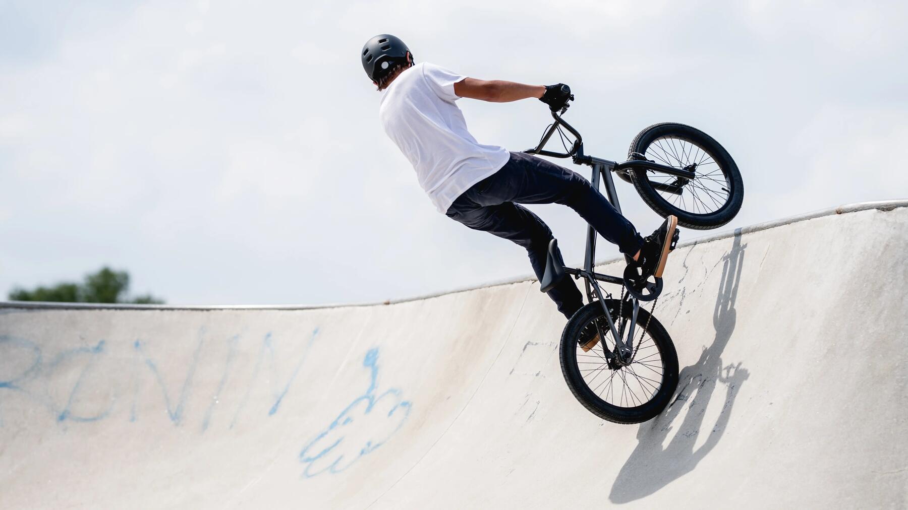 BMX Freestyle Fahrer in der Stadt