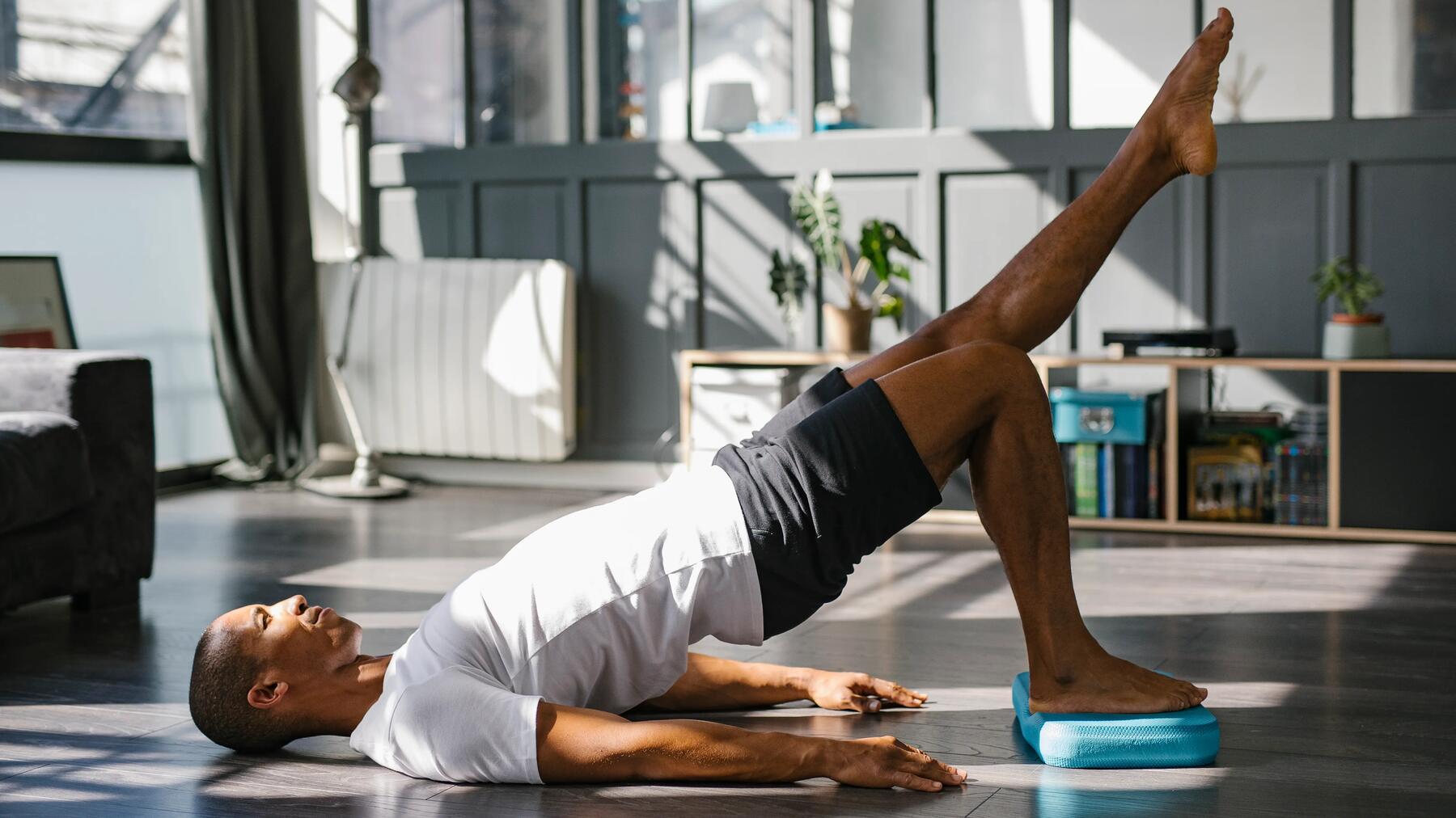 Mężczyzna ćwiczący pilates