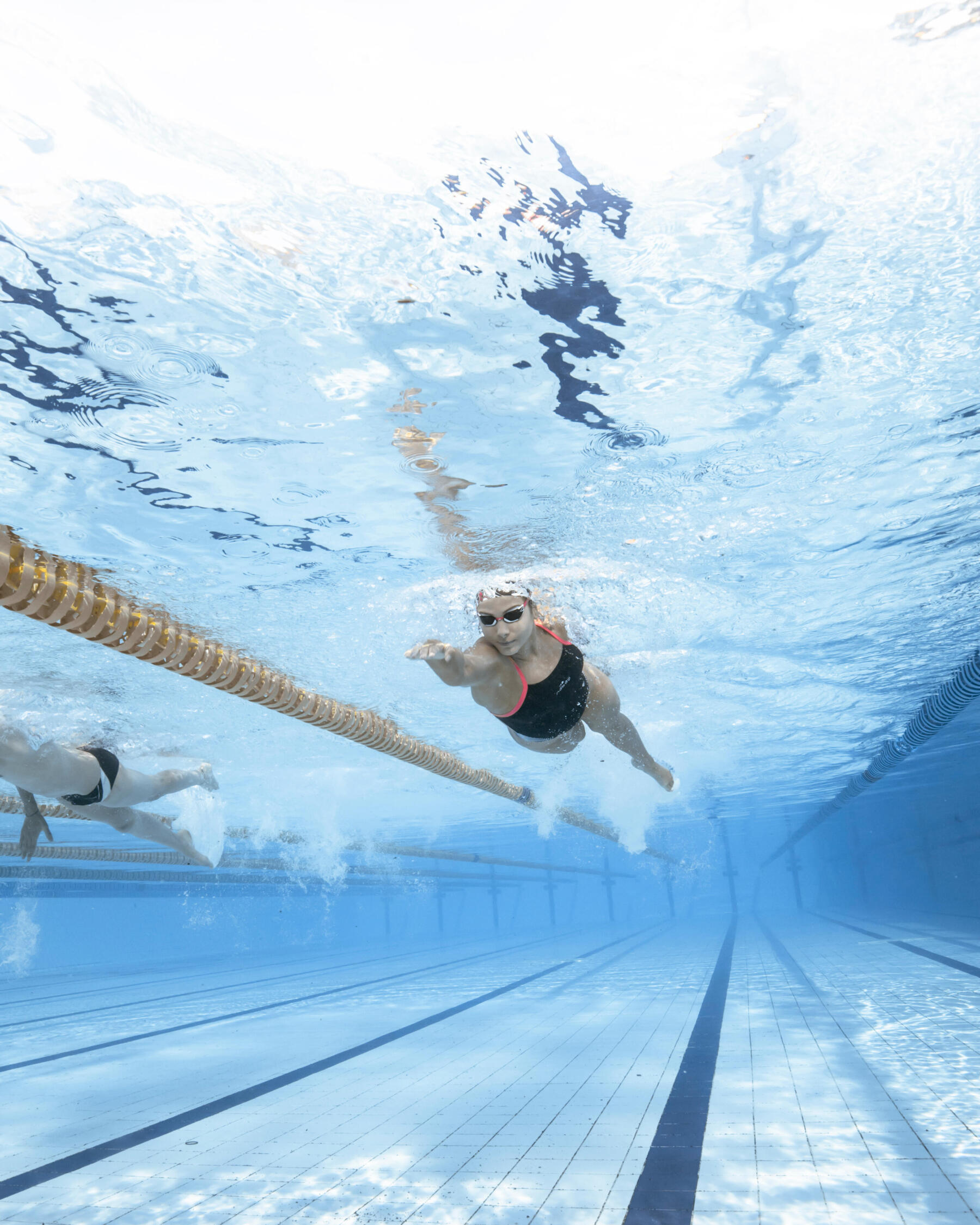 pessoas a nadar em piscina