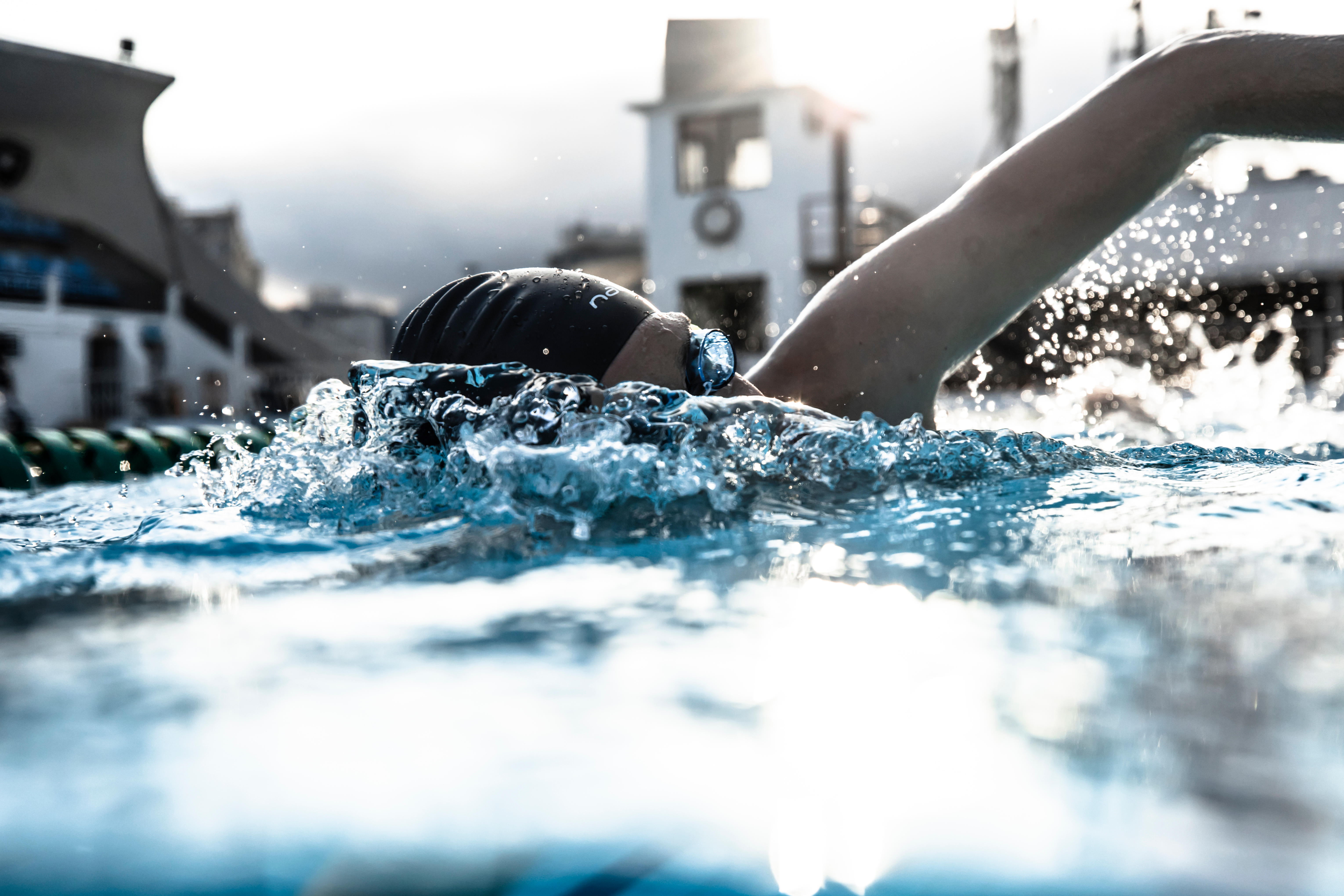 Črna in modra plavalna očala s prozornimi stekli SWEDISH 900