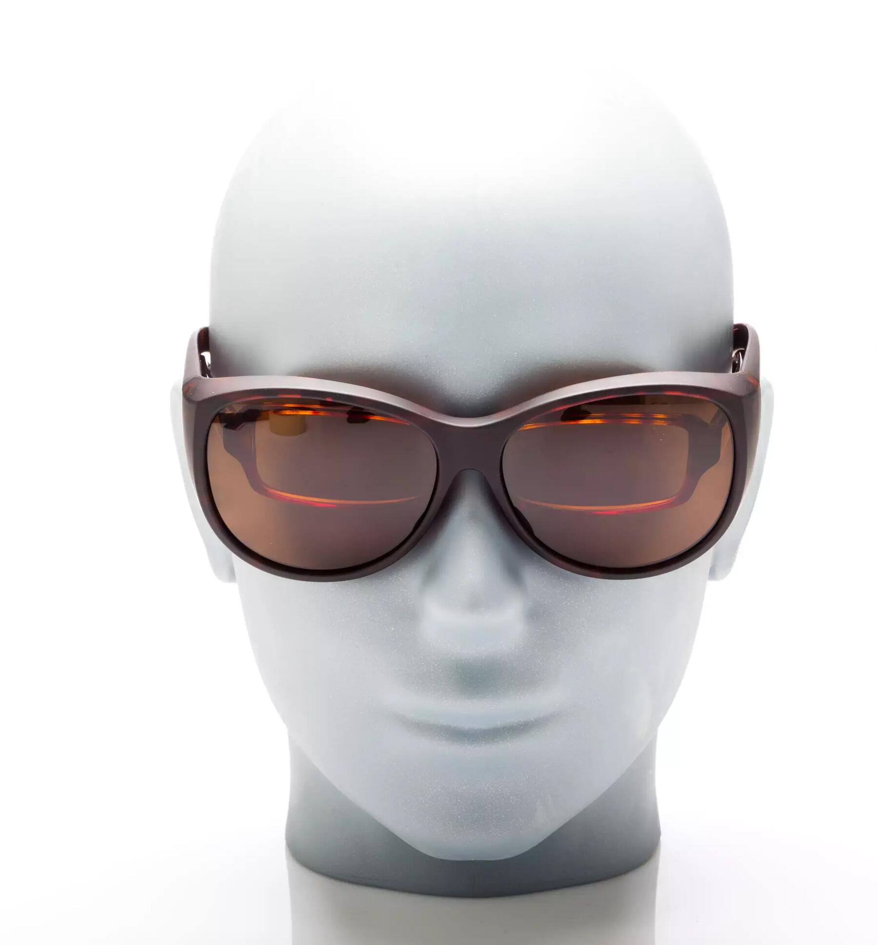 Kopf einer Schaufensterpuppe, die eine Brille und darüber eine Überbrille als Sonnenbrille trägt