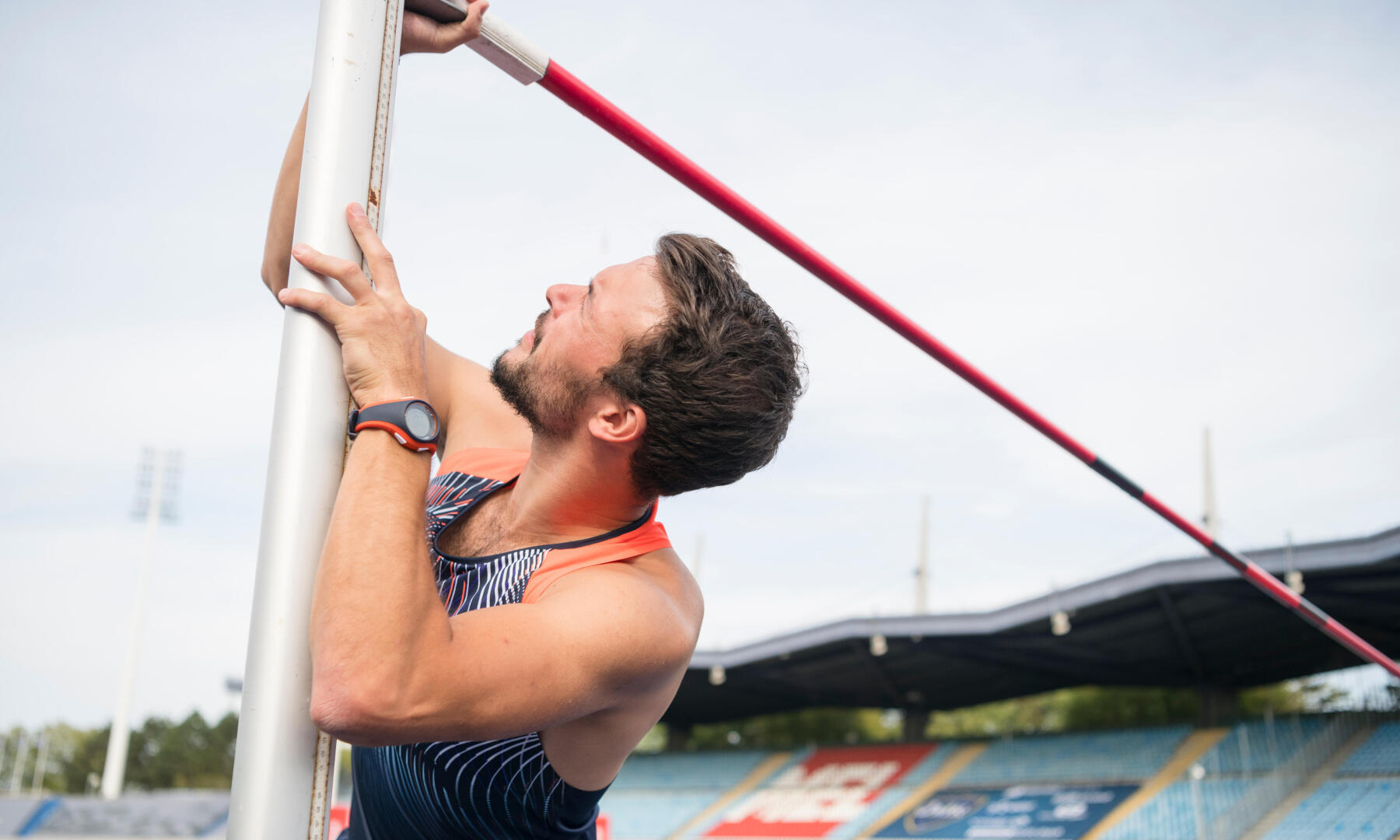 homem a fazer atletismo
