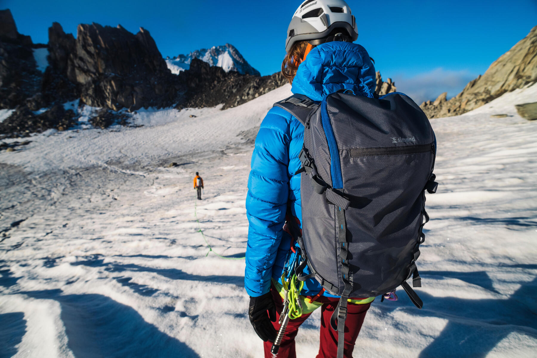 Eine Frau beim T5 Geocaching in den Alpen