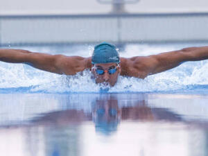 Régis, rédacteur natation pour la marque Nabaiji de Decathlon, en train de nager le papillon