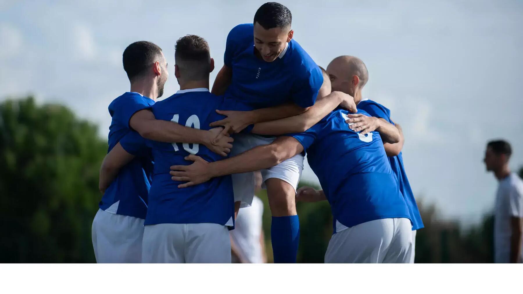 team dat aan het juicen is na een goal