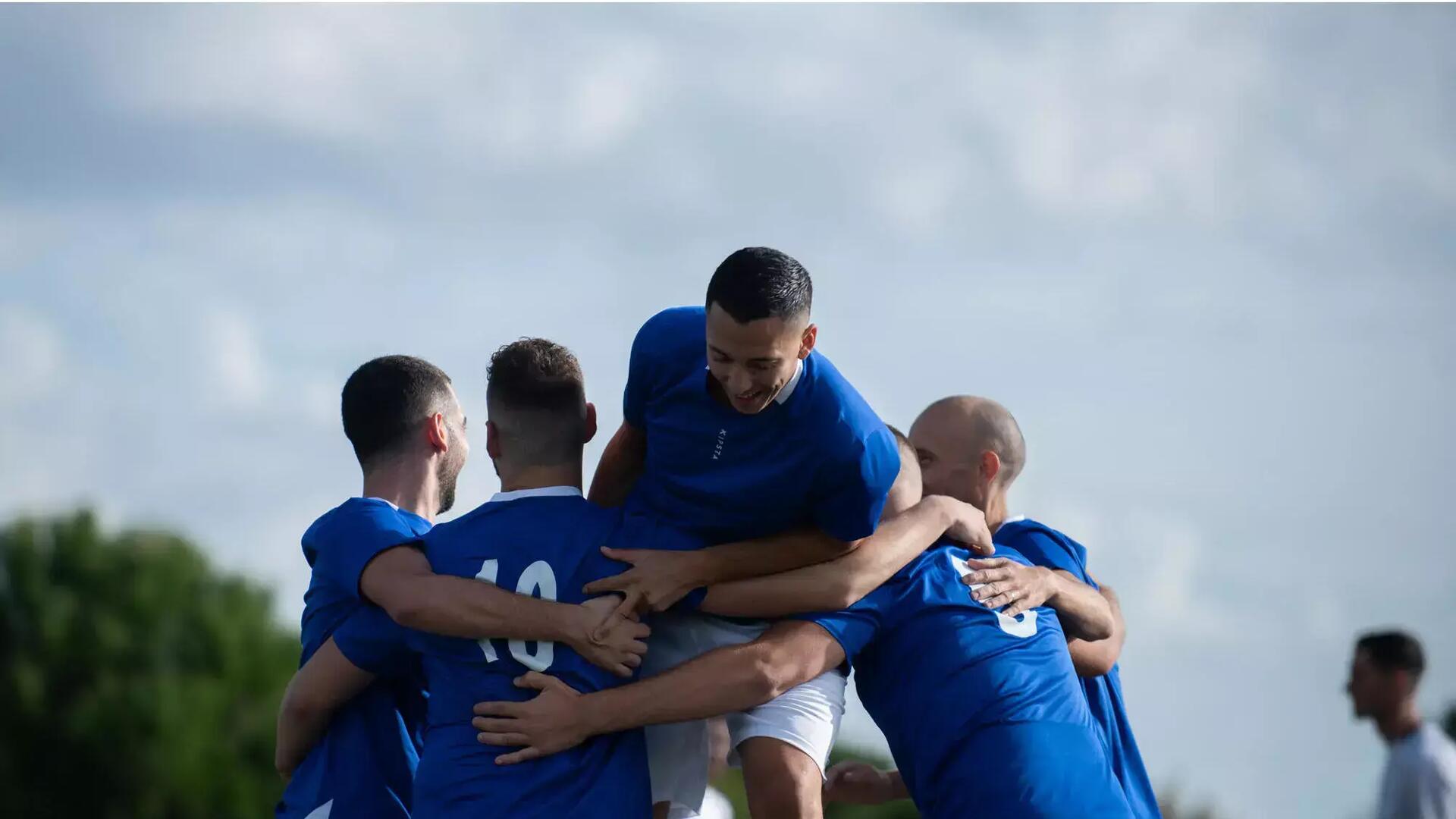 femme concentrée lors d'un cours de boxe