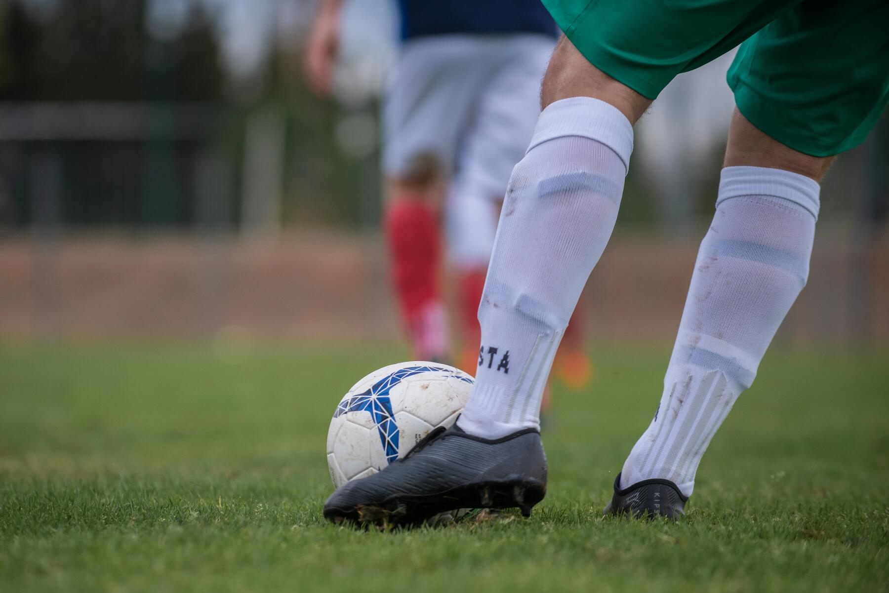 man die net een voetbal schiet