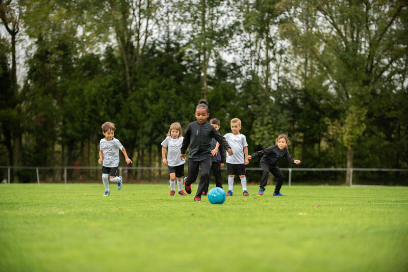 Voordelen voor kinderen van het spelen met een lichte bal