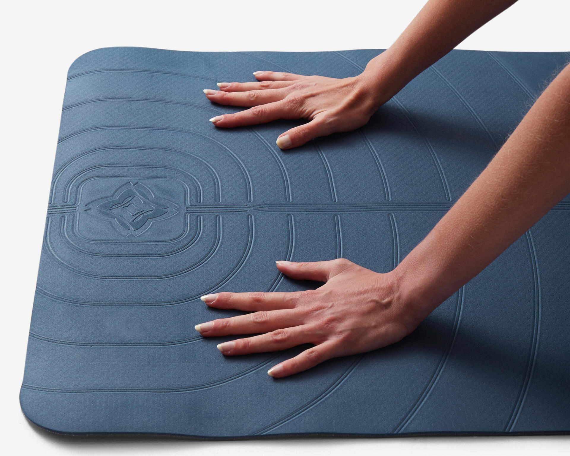 Mains sur un tapis de yoga pour une pose relaxante