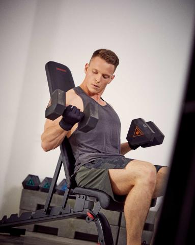 tips-nieuwjaar-3-sportieve-voornemens-die-je-nooit-zal-nakomen-krachttraining-man-domyos tips-nieuwjaar-3-sportieve-voornemens-die-je-nooit-zal-nakomen-krachttraining-man-domyos