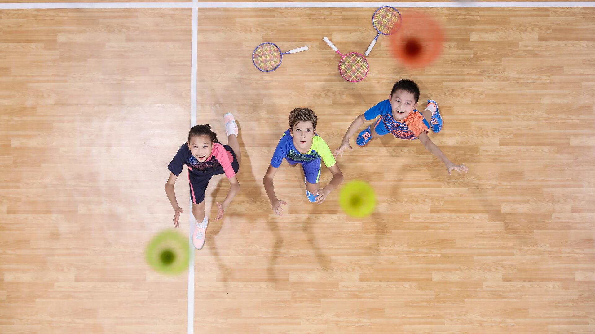 Barn som fångar badmintonbollar