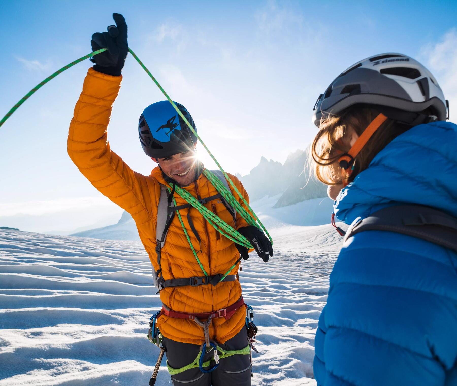 alpinistas a enrolar corda