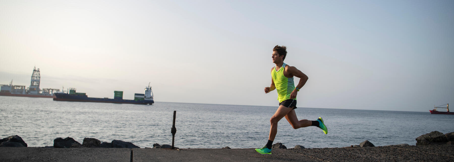 Triathlète en train de courir le long de la mer