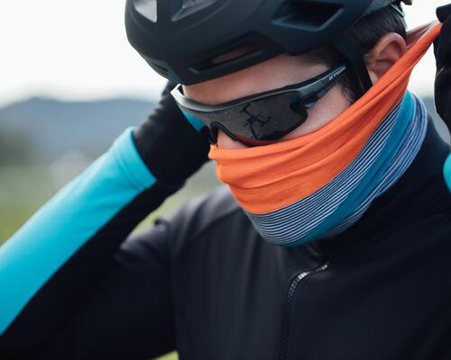Cyclist adjusting its neck warmer