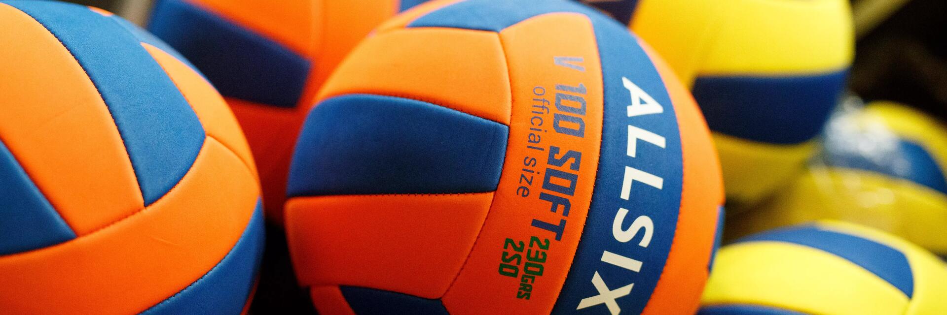 Ein Haufen Volleybälle