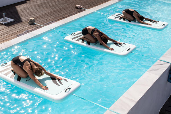 Aqua-Yoga.jpg Aqua-Yoga auf der schwimmenden Aqua-Matte