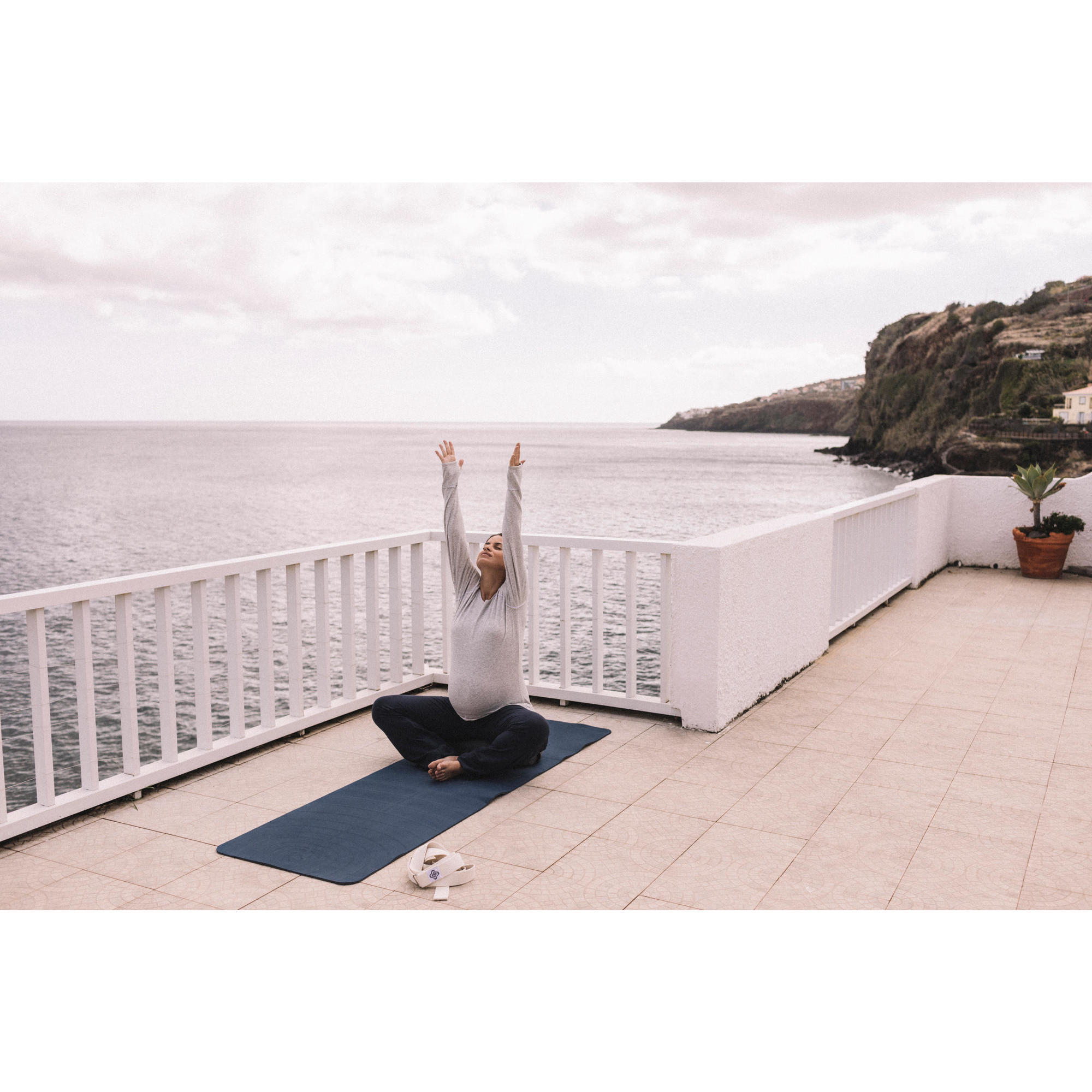 БРЮКИ ДЛЯ МЯГКОЙ ЙОГИ ЖЕНСКИЕ ЭКОЛОГИЧНЫЕ ТЕМНО-СИНИЕ KIMJALY