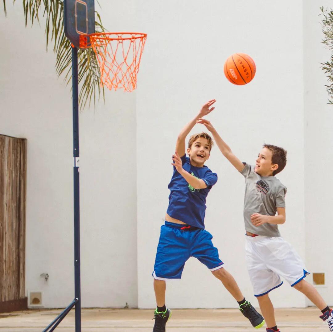 Comment gonfler un ballon de basket : astuces et conseils