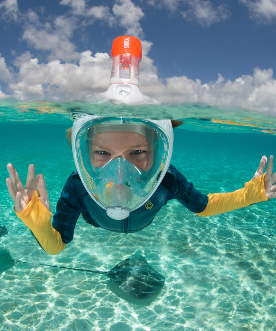Criança a praticar snorkeling comu uma máscara easybreath