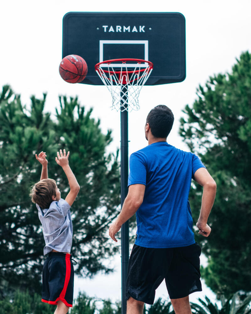 Táta s dcerou si hází na basketbalový koš