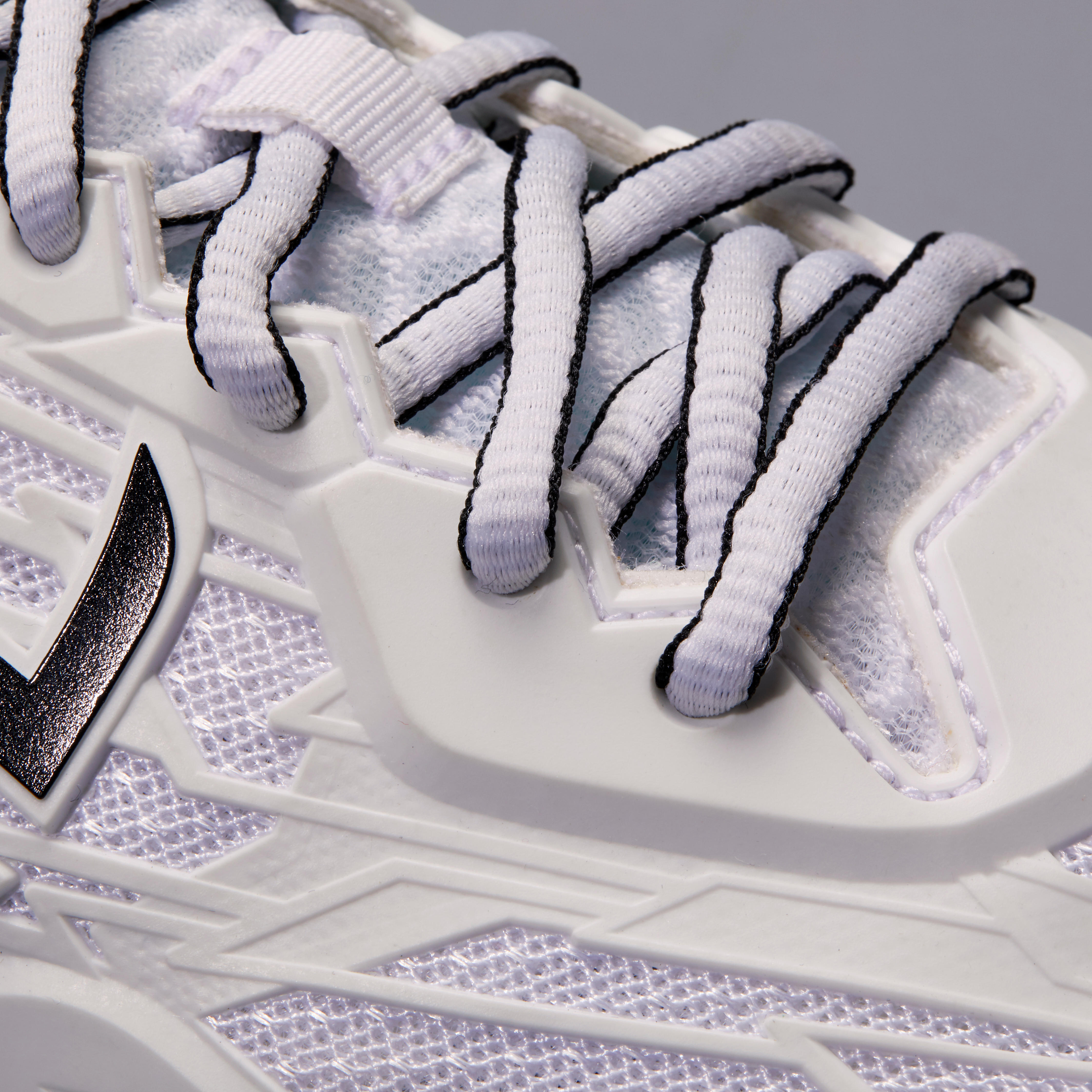 grey and white tennis shoes
