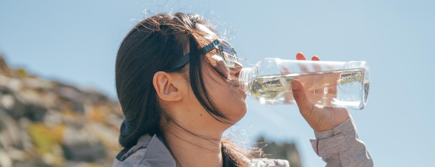 Mulher a beber água com cantil de caminhada - 100 Tampa de rosca 0,8 litros Plástico (tritan)