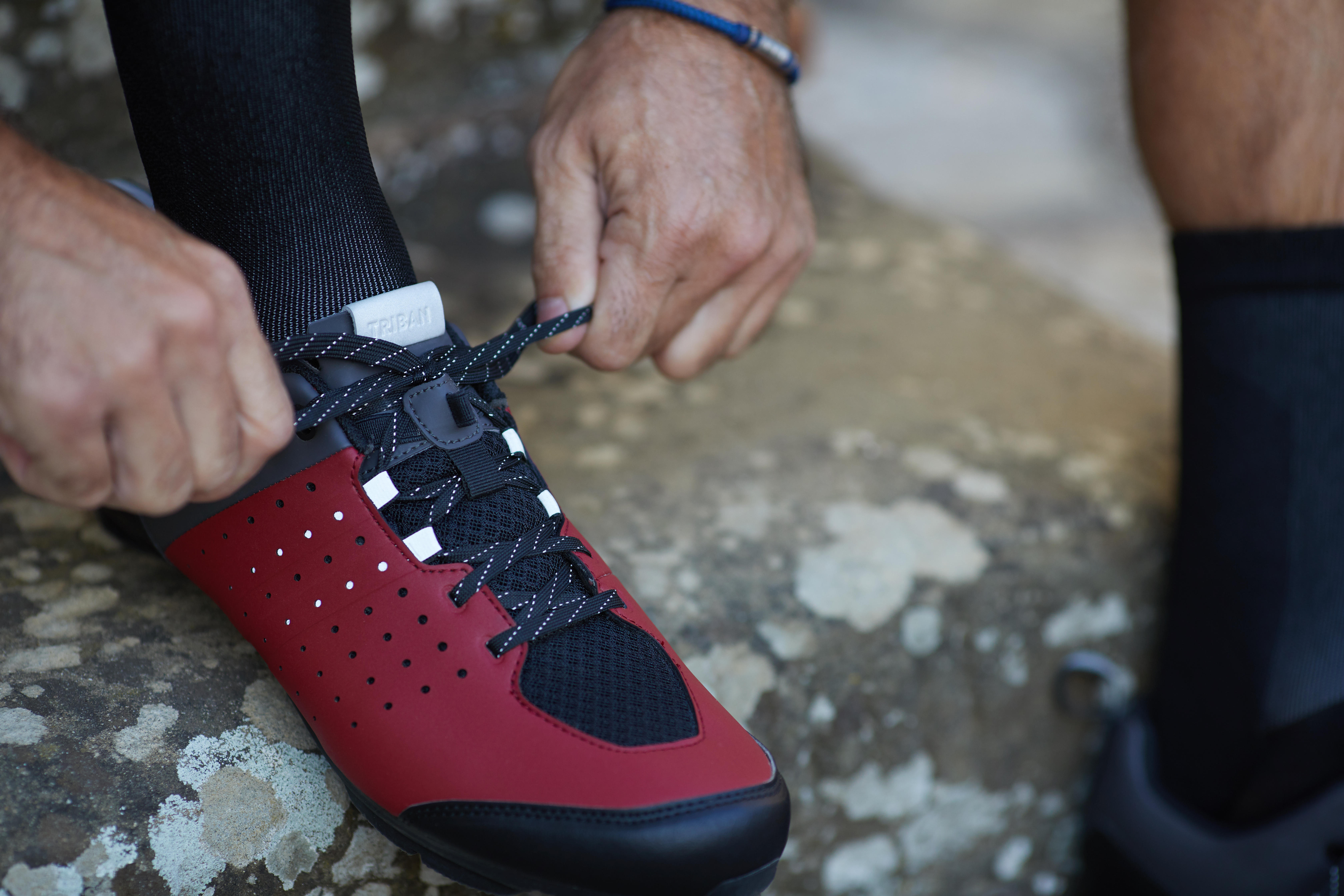 Chaussures de vélo de route SPD GRVL 500 rouge Bordeaux, Gris charbon Triban Décathlon