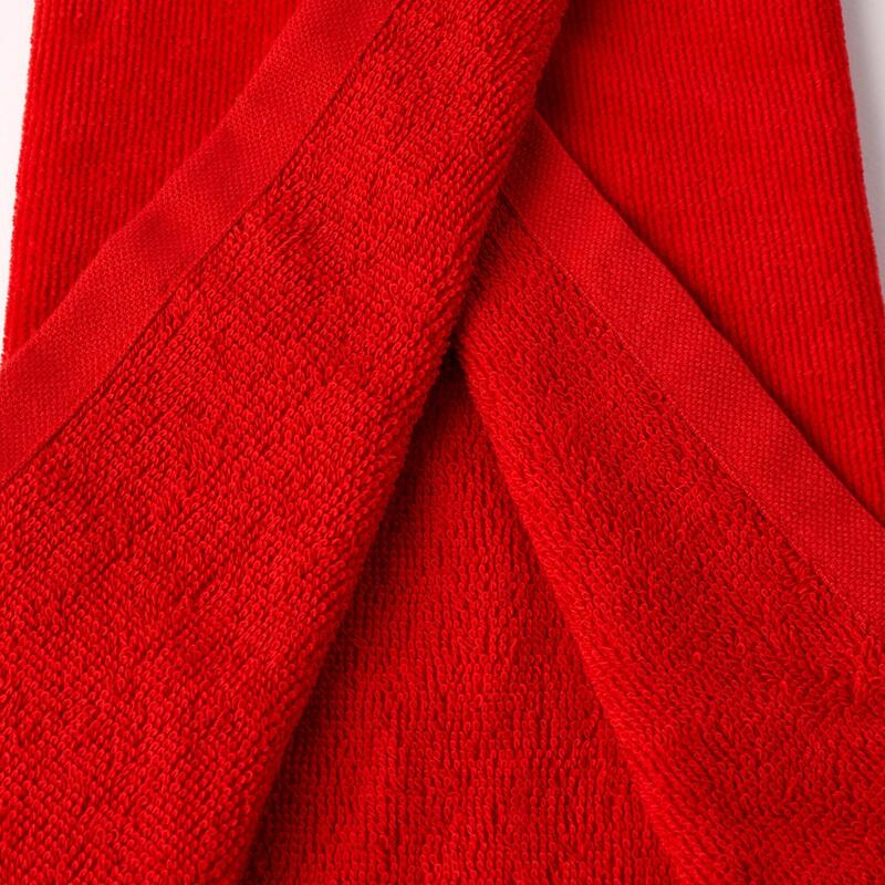 Trojnásobně složený ručník na golf červený