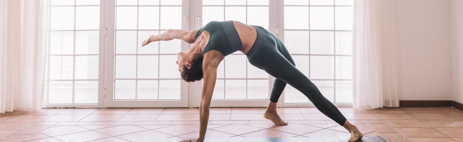 femme faisant du yoga