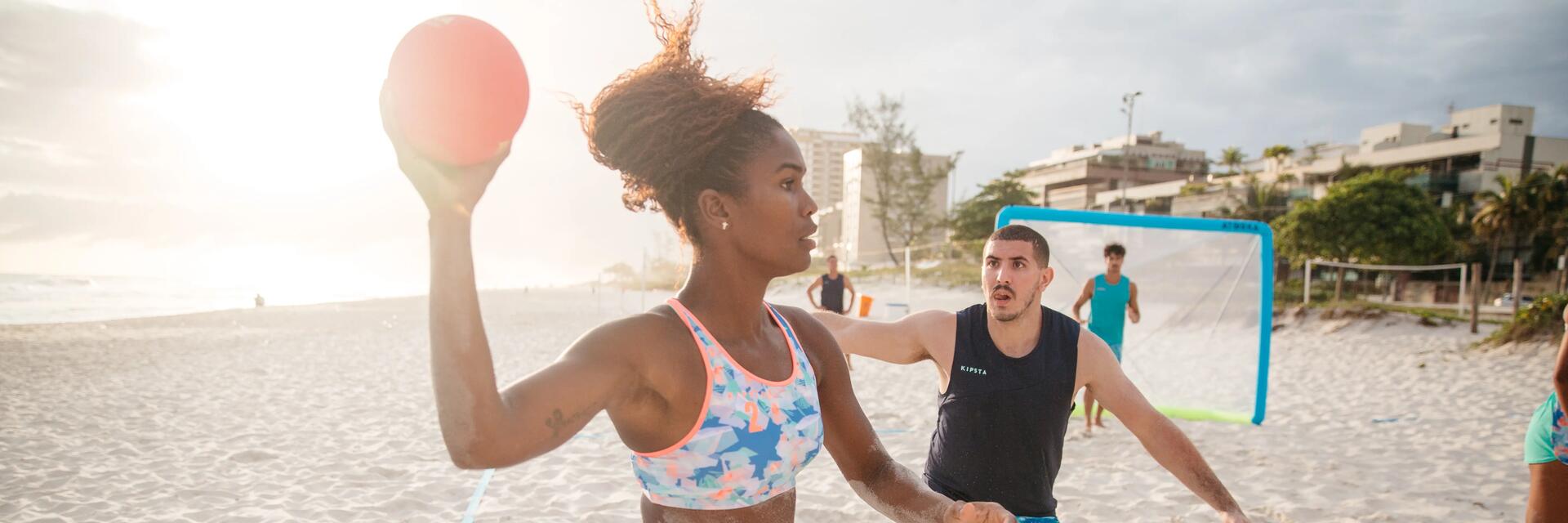 EIN BEACHHANDBALLTOR AUFBAUEN 