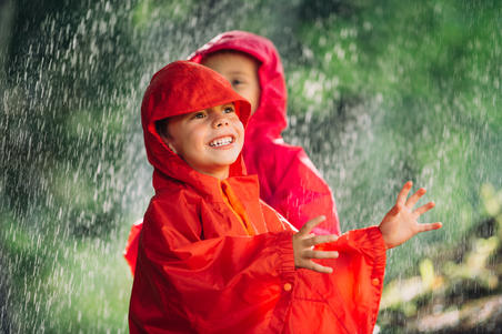 Пончо водонепроницаемое походное для детей 2-6 лет темно-синее MH100 KID