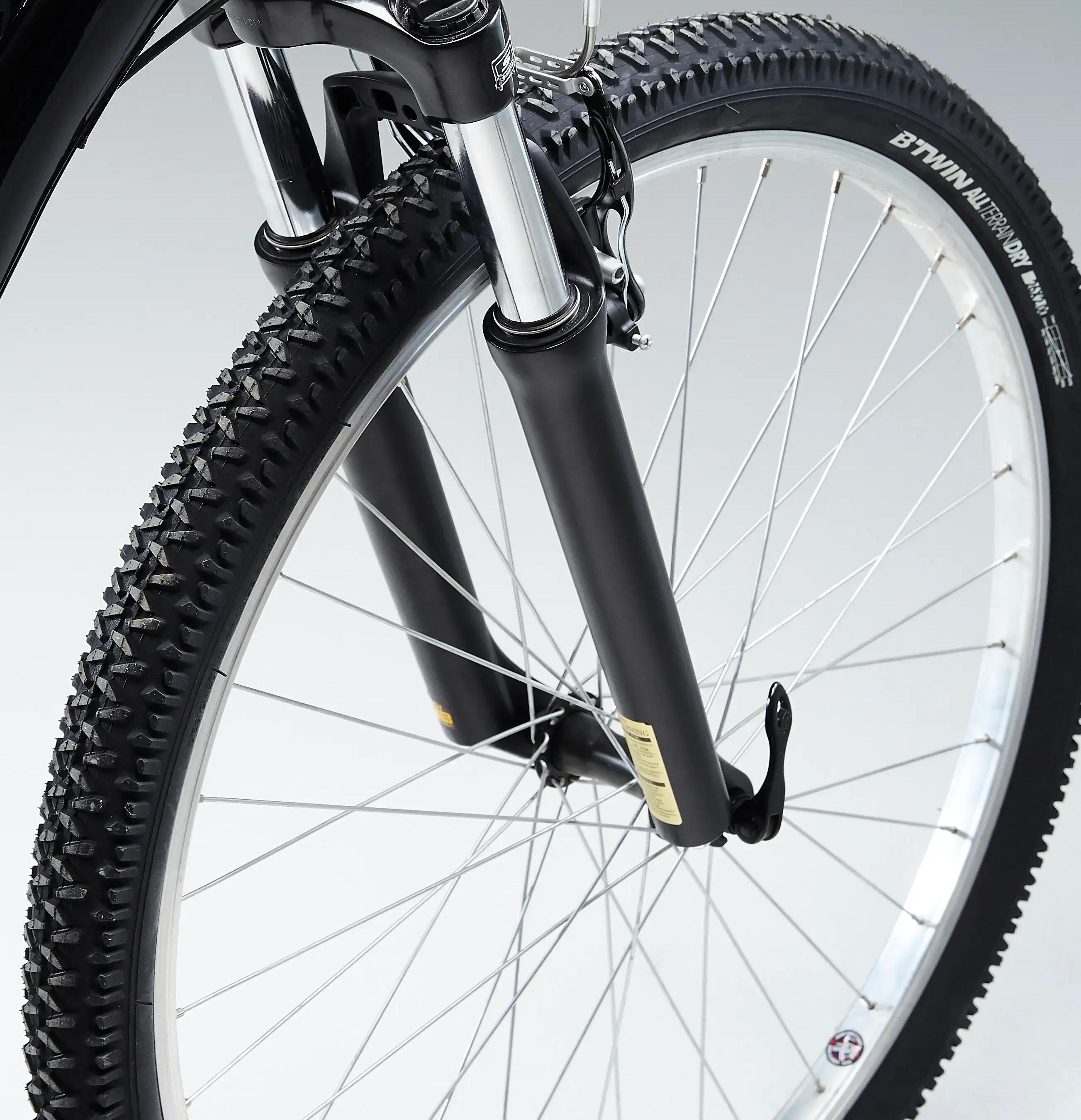 los caballitos y la deformación de las ruedas de la bicicleta de montaña ROCKRIDER ST 100