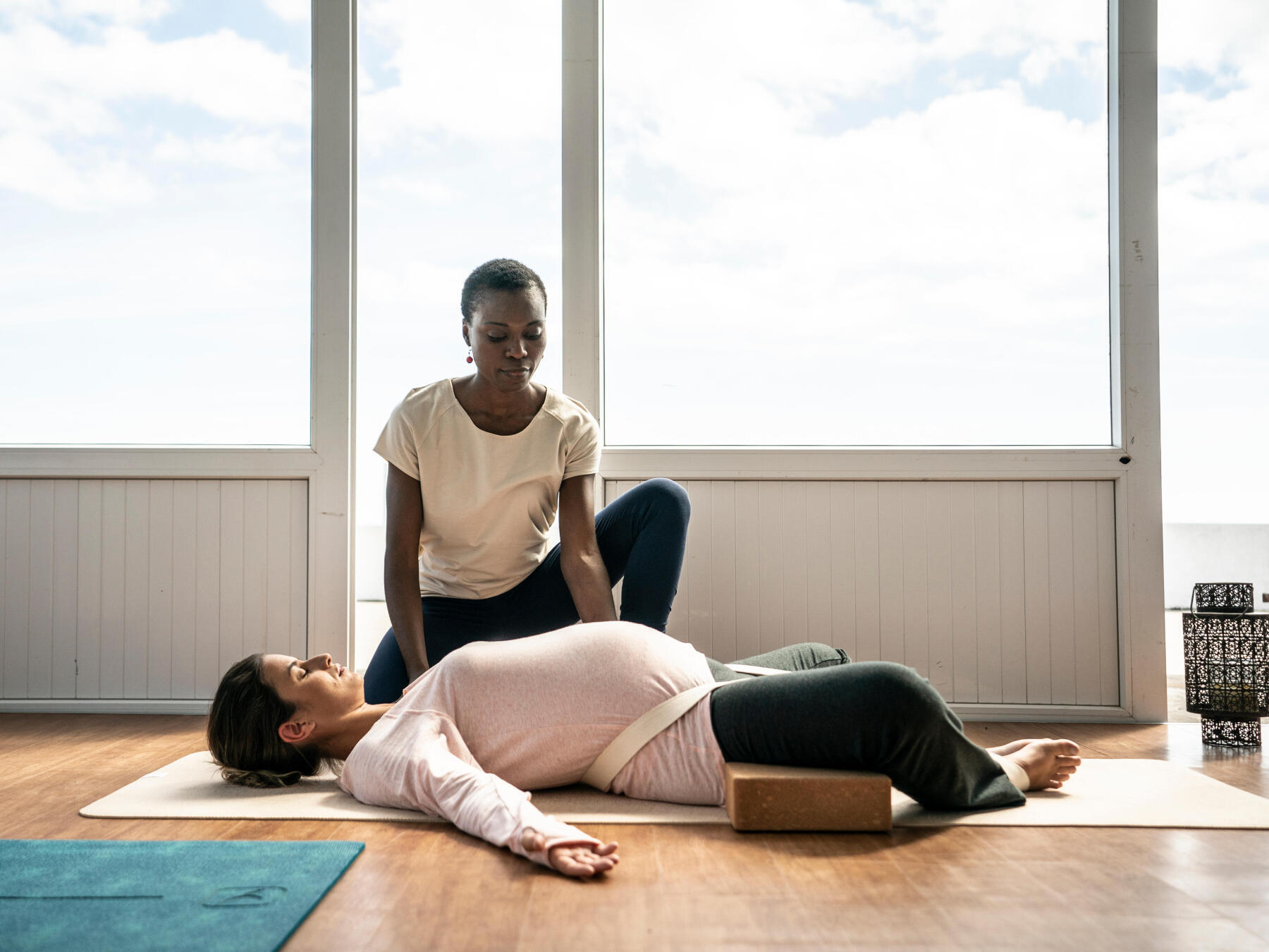 mulher a praticar yoga gravida