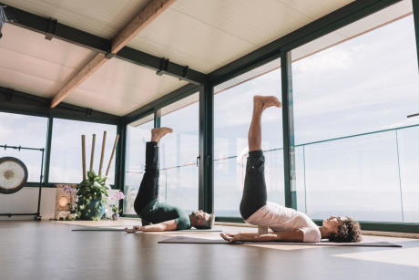 DEMI CHANDELLE VIPARITA KARANI YOGA DEMI CHANDELLE VIPARITA KARANI YOGA