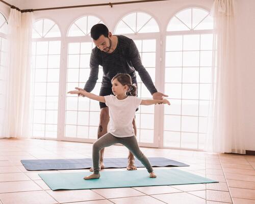 Papa qui fait du yoga avec sa fille