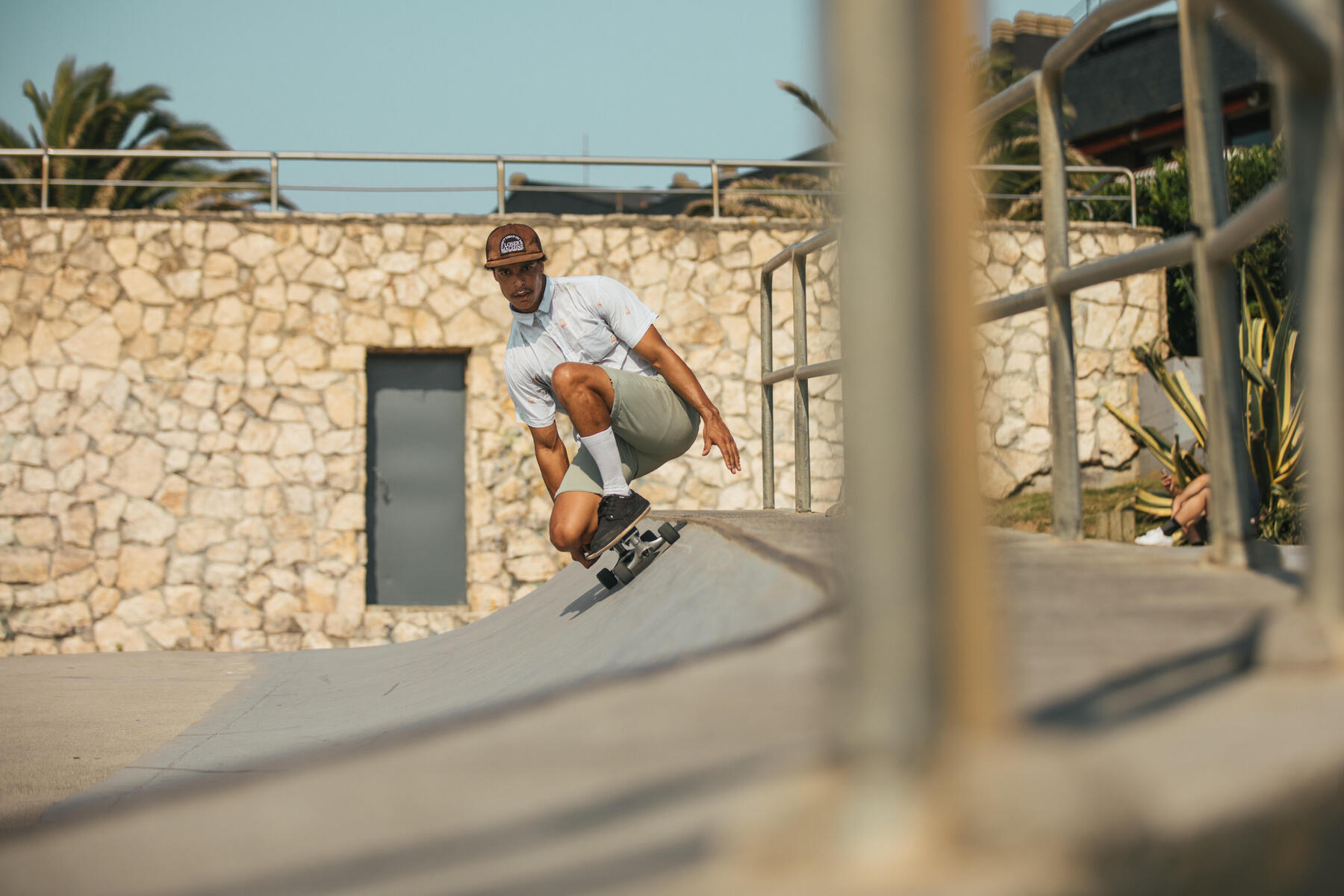 Mężczyzna jeżdżący na longboardzie po rampie