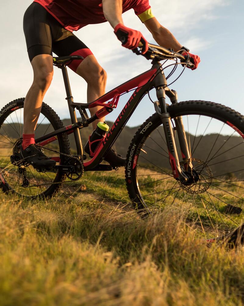 Eine Person fährt ein vollgefedertes Mountainbike