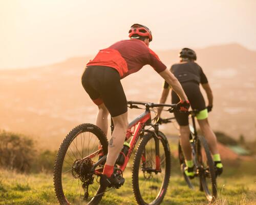 mężczyzna jadący na rowerze górskim w kasku 