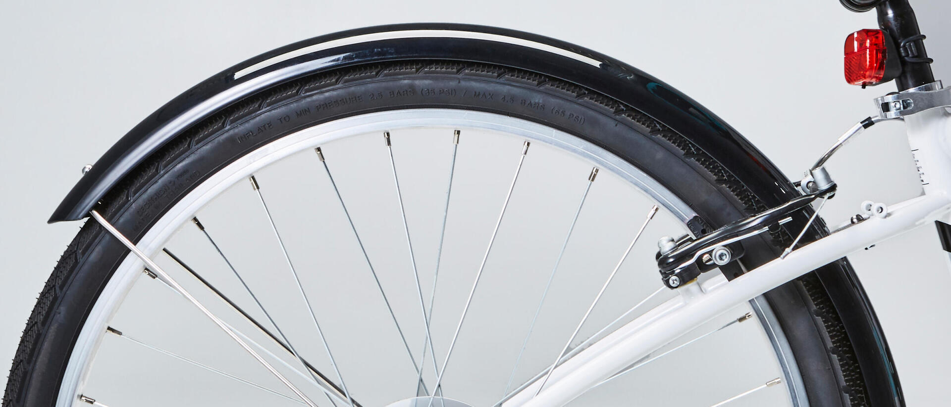 Close fitting rear mudguard on a bike