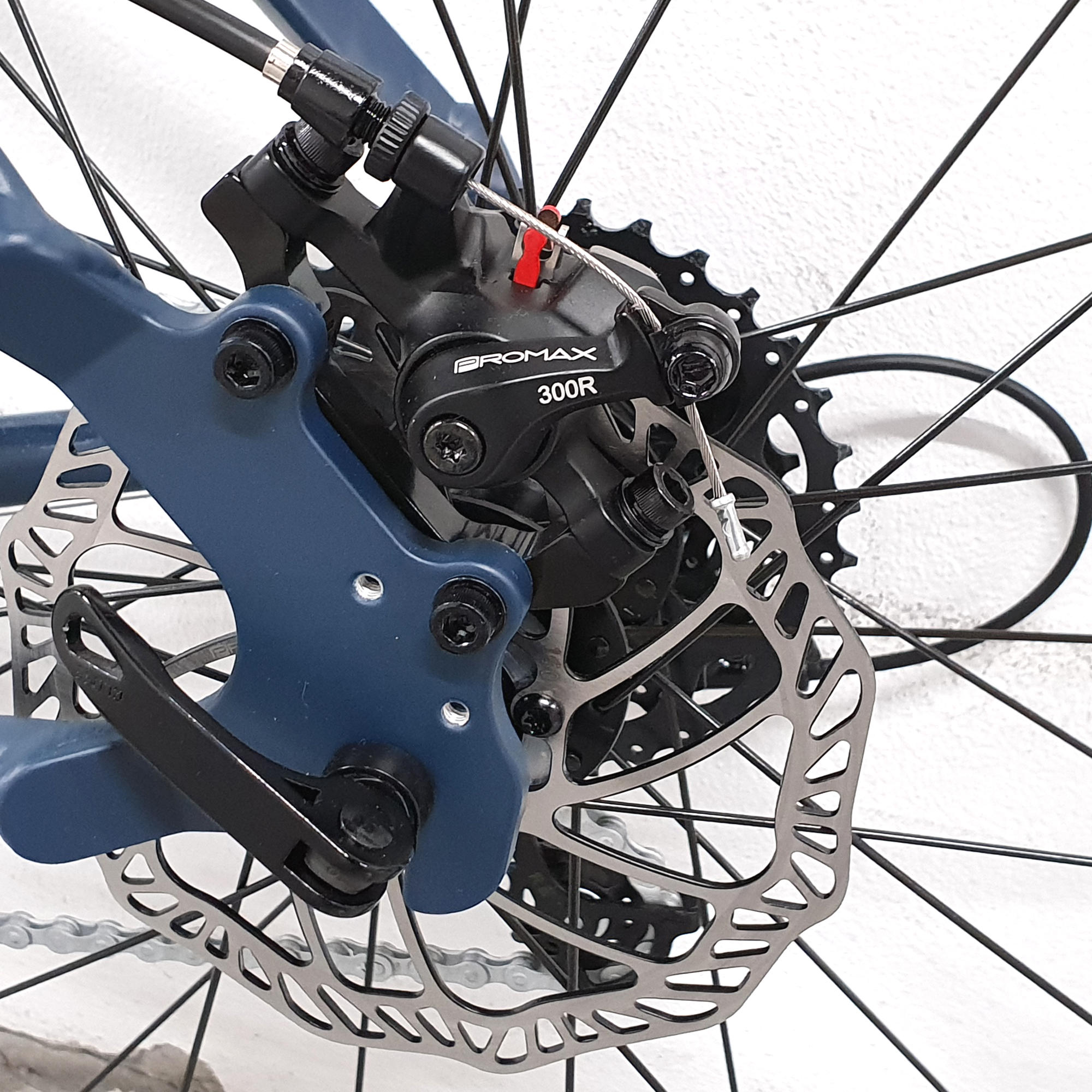 Comfortable, light carbon fork and disc brake RC 120 road bike, blue 8/11