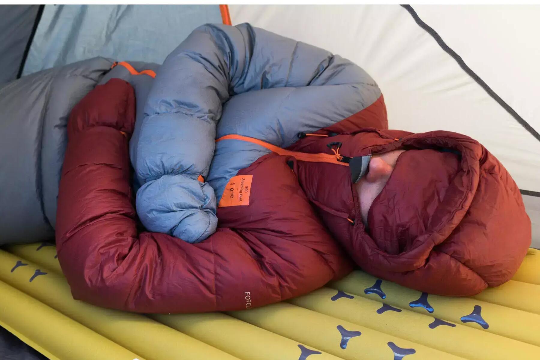 hombre durmiendo en vivac