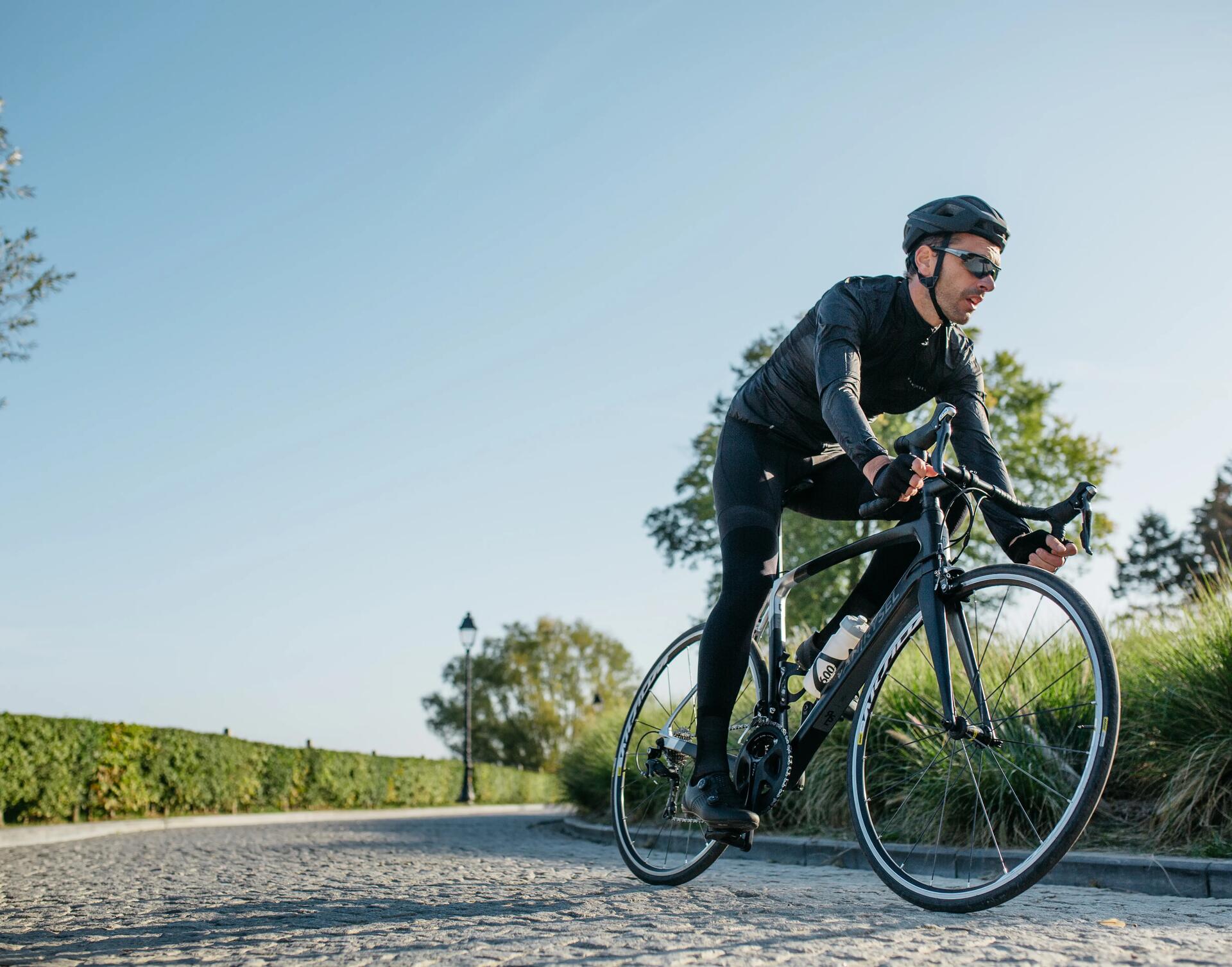 Mann fährt mit einem Rennrad