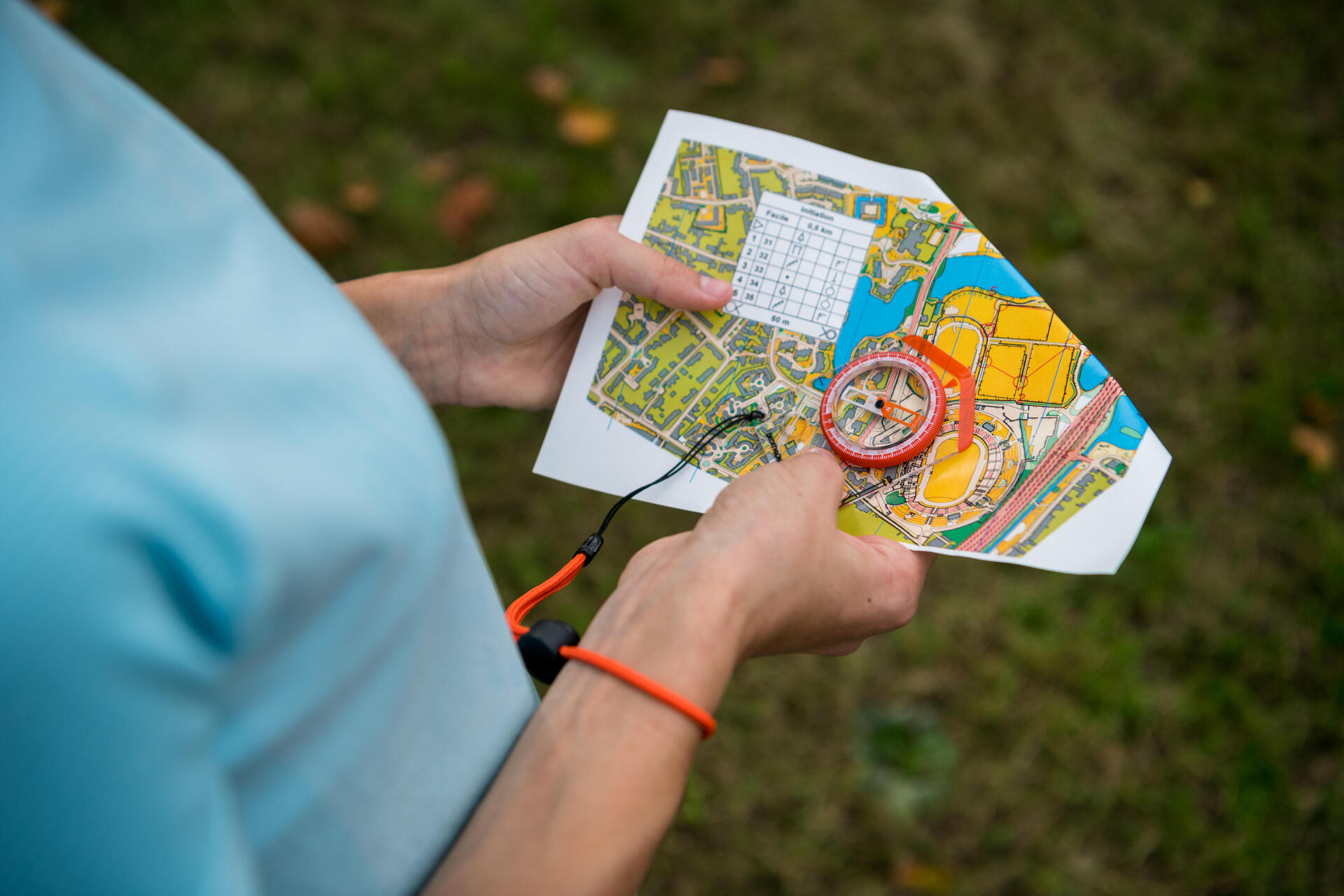 Mężczyzna czytający mapę z kompasem