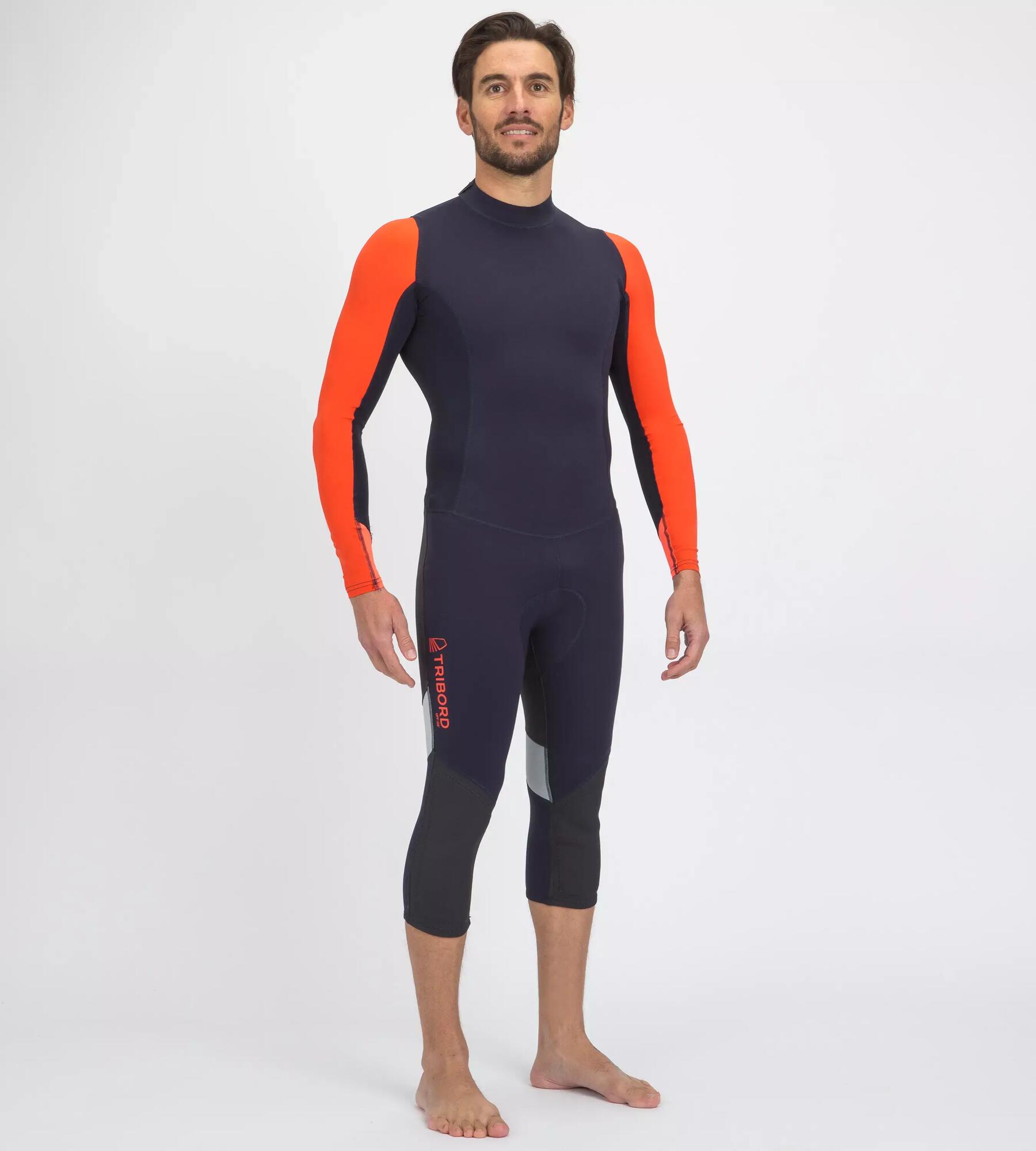 Homme portant une combinaisonà jambes courtes mais à manches longues