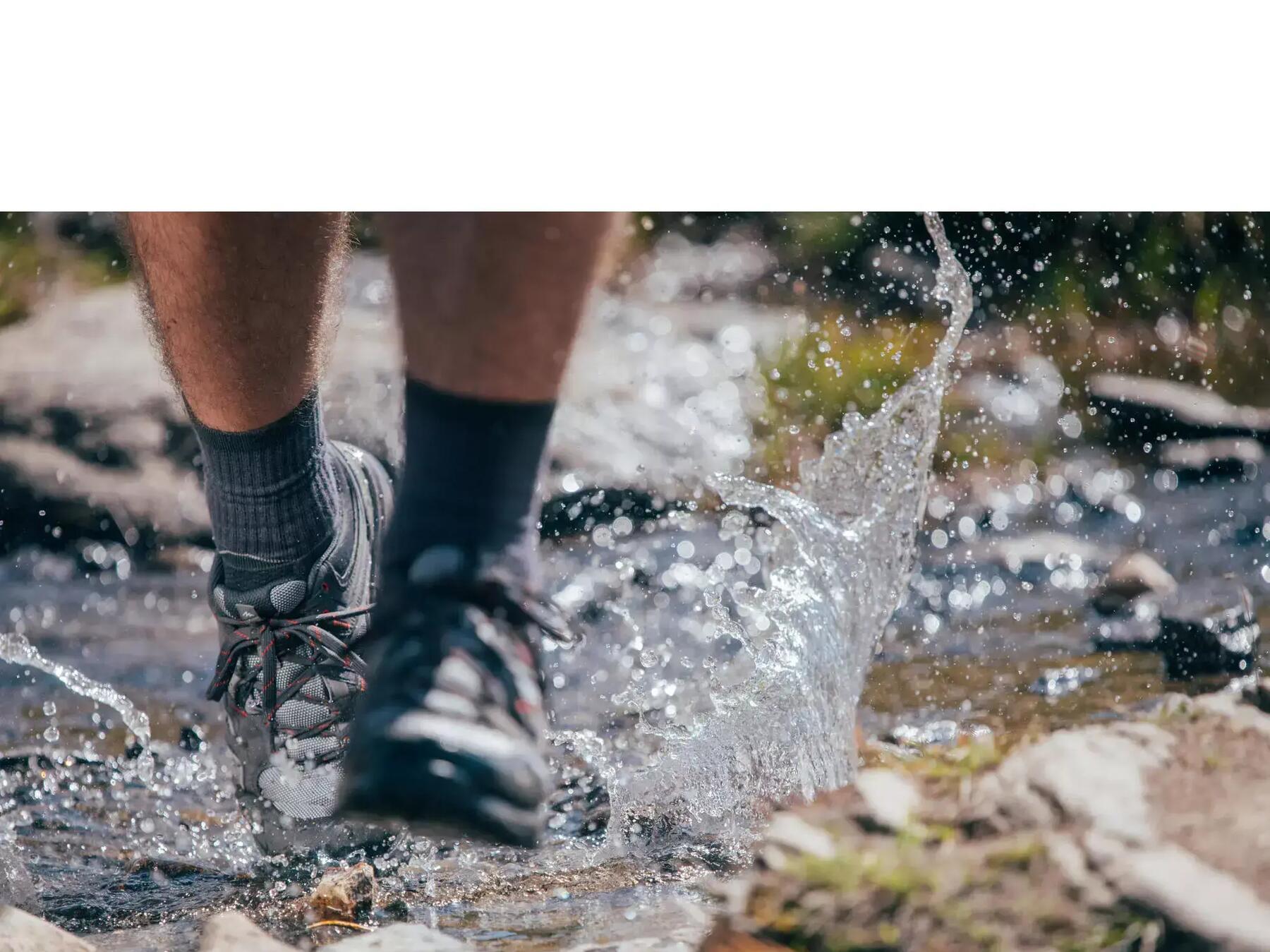 Wasserdichte Wanderschuhe sind im Regen ein Muss!