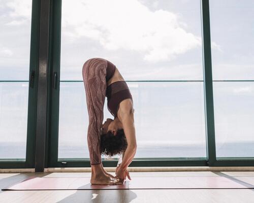 Come scegliere la tenuta per lo yoga dinamico | DECATHLON