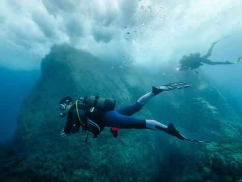Mergulhador no fundo do oceano com barbatanas de mergulho com Garrafa Volo Race