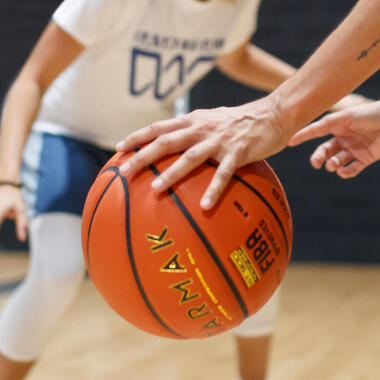 Sticker Basket Joueur n° 6 dribblant avec son ballon 