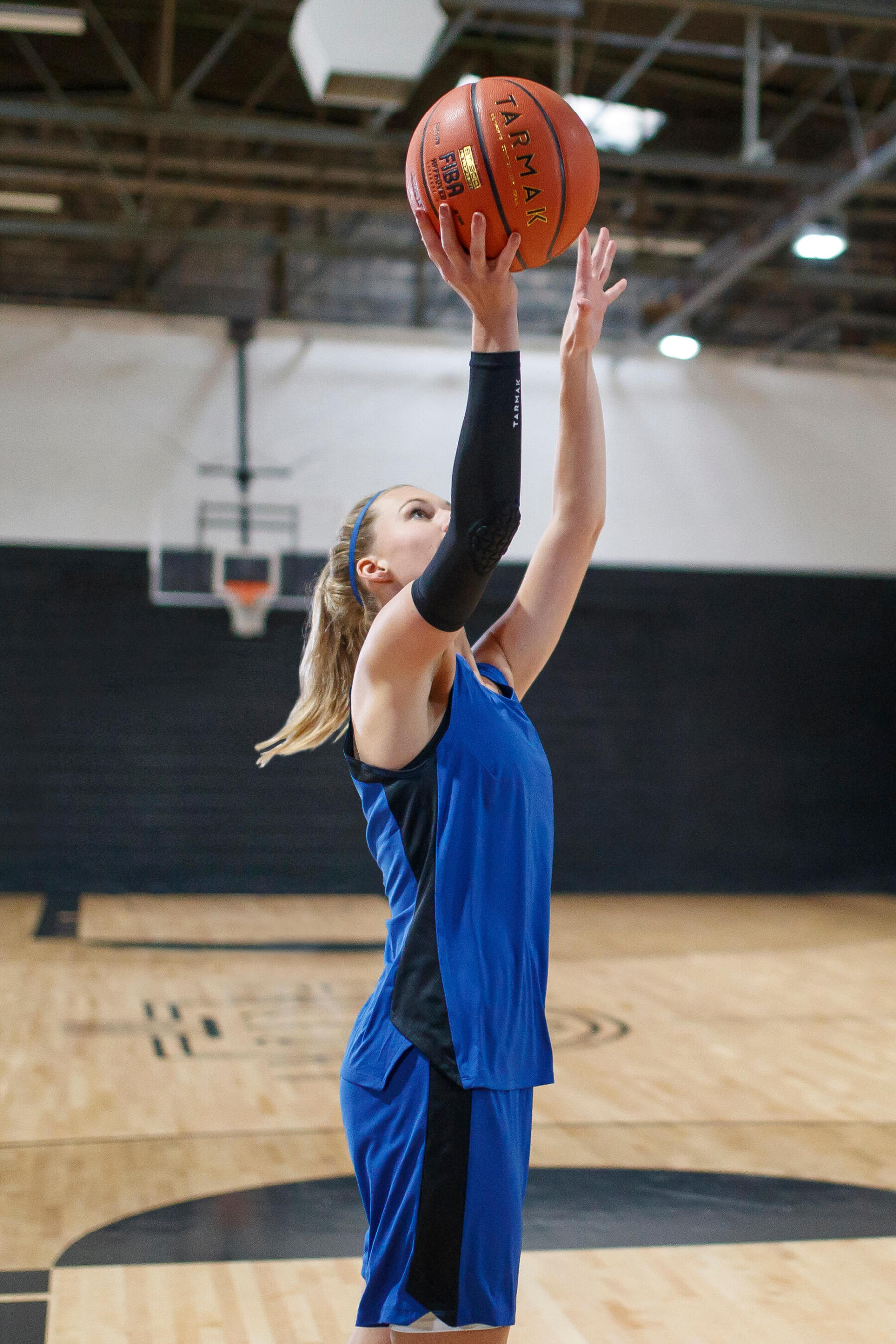 entraînement-dribble-exercices-ballon-basketball-femme