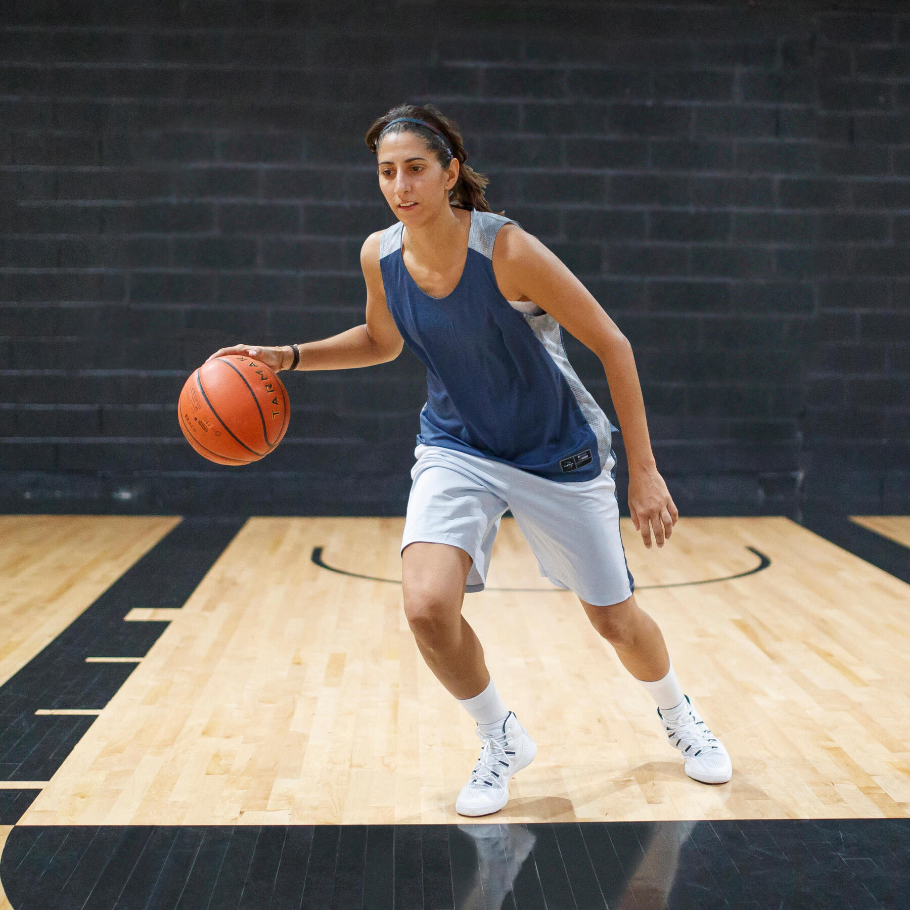 entraînement-dribble-exercices-ballon-basketball-femme